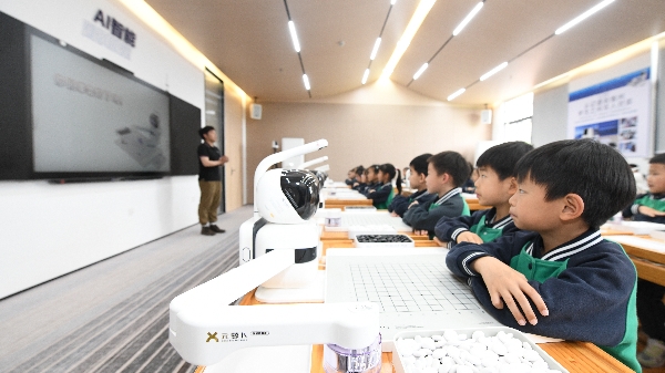 让学生获得更高效精准的围棋教学 上海明强小学启动“元萝卜围棋智能教室”