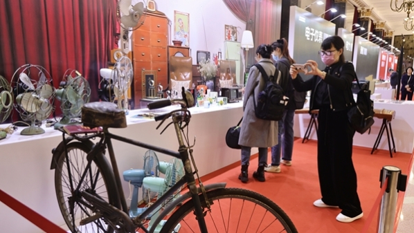 第一辆标定型自行车、第一支细马表、第一只白炽灯泡……上海工业博物馆首批藏品亮相