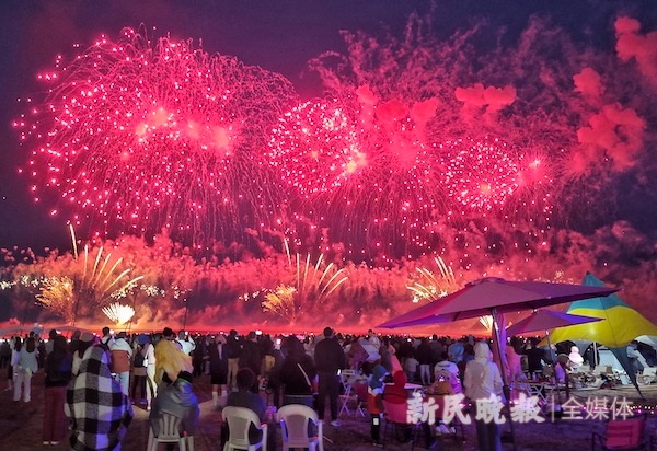 看璀璨繁花落进人间五月天，2024上海湾区·金山城市沙滩国际音乐烟花秀开幕