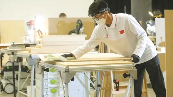 00后精细木工世界冠军邵茹鹏：每一刀，都追求“0.1毫米”的极致 | 中国式现代化奋进者