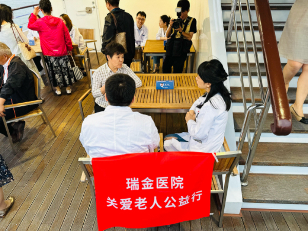 pg电子官方网站为老年群体送关爱为困难老人送温暖：上海市老年基金会风雨兼程走过4(图3)