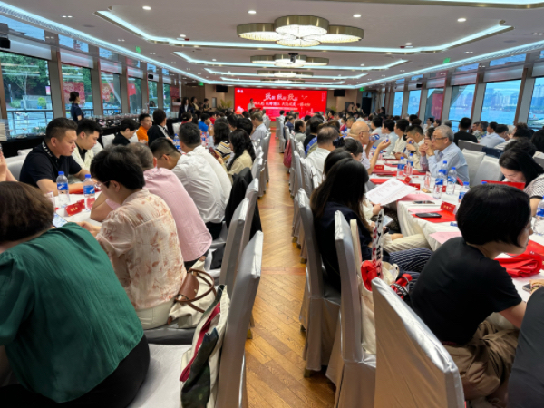 pg电子官方网站为老年群体送关爱为困难老人送温暖：上海市老年基金会风雨兼程走过4(图2)