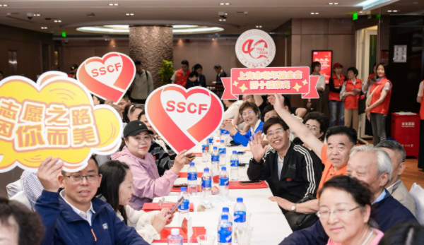 pg电子官方网站为老年群体送关爱为困难老人送温暖：上海市老年基金会风雨兼程走过4(图4)