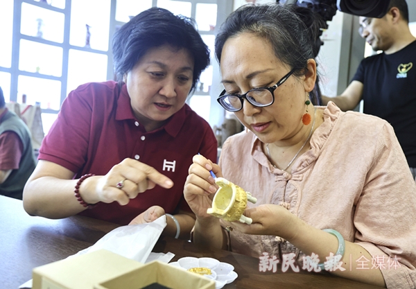 非遗专家手把手演示 上博匠心传承走进花木街道