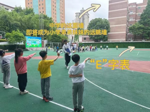 两所学校“贴隔壁” 教学楼外墙变身“远眺墙”提醒孩子们放松眼睛