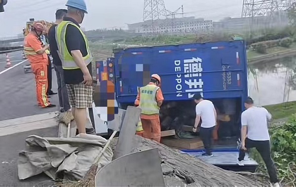 雷火电竞沈海高速：集卡冲出护栏侧翻至下方河道(图2)