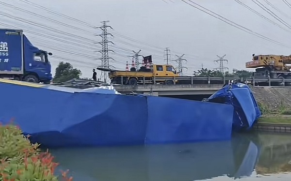 雷火电竞沈海高速：集卡冲出护栏侧翻至下方河道