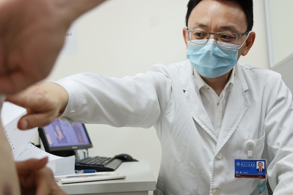 这种“凹凸曼”，好多是由老师发现！暑假未到手术已排不少