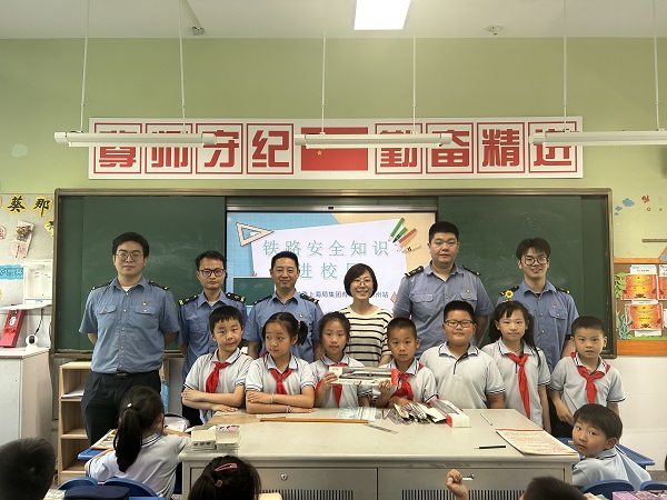公海赌网址710客服|迷你裙美女警官|这些铁路安全常识您需要