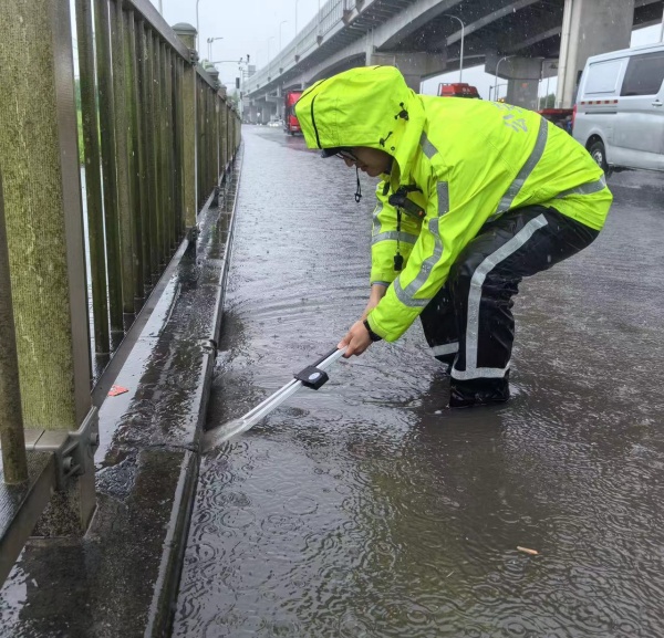 雨季の隠れた交通危険を調査し是正するため、上海公安局は第13回「剣を研ぐ」作戦を開始した