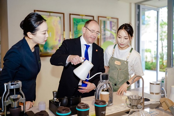 AG真人平台官方中瑞合作推动建筑行业碳中和发展 理想之地零碳建筑项目示范工程落成(图4)