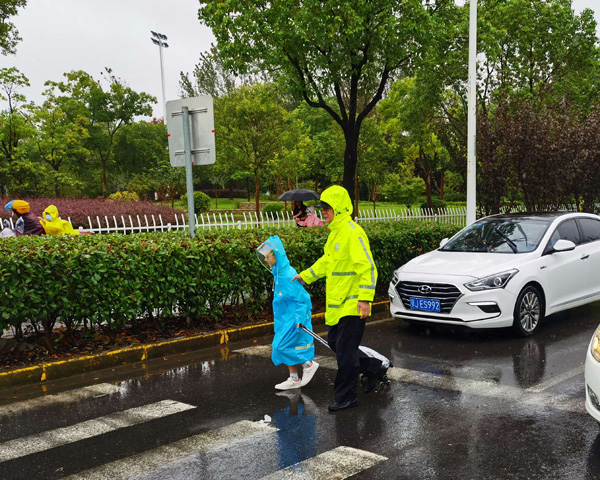 台风二次登陆 暴雨席卷 宝山警方提前上岗护航市民出行