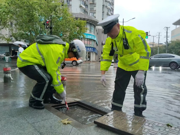 连夜处置50余处积水点位 上海公安民警雨中守护城市安全