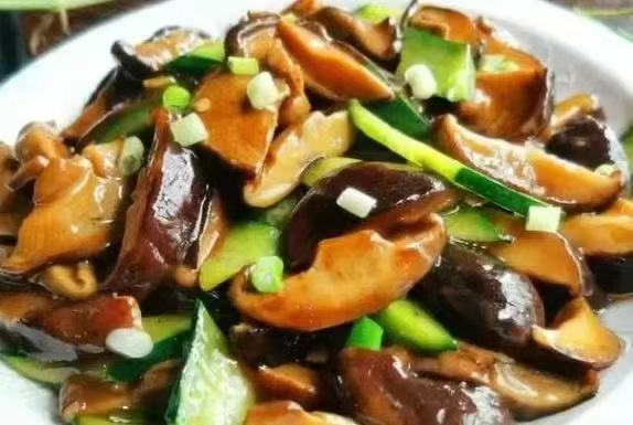 童自荣
：跟作家三毛学厨艺