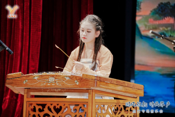 图说：沈小为在演出中