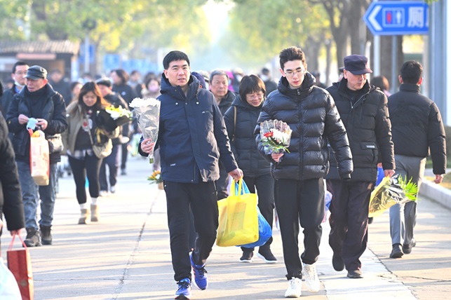 冬至祭扫高峰现场直击：温暖服务驱散冬日严寒