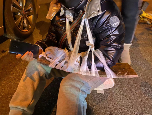 就熟练地帮伤者包扎好了仅用了不到3分钟自己从车里拿出绷带找了一块