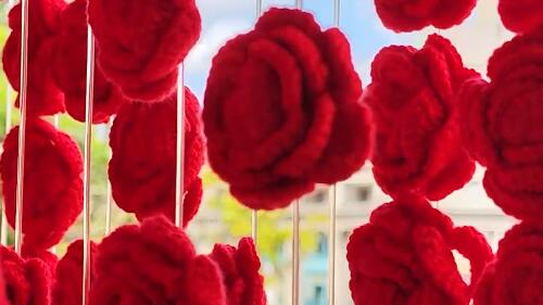 视频 | 千朵非遗海派绒花阵组成“中国”字样亮相苏河畔