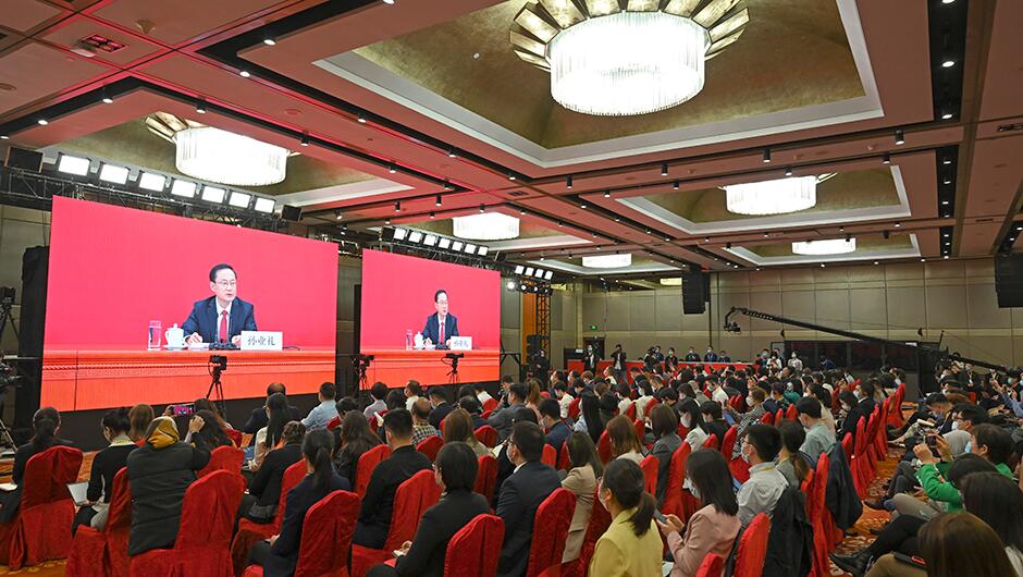 新一届中央政治局常委将同中外记者见面