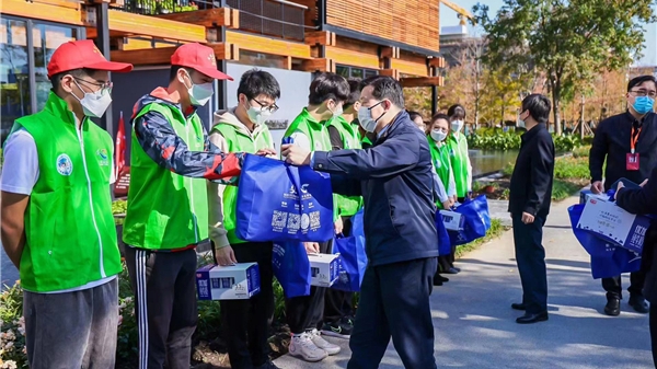 上海市开展第五届进博会关爱慰问志愿者活动
