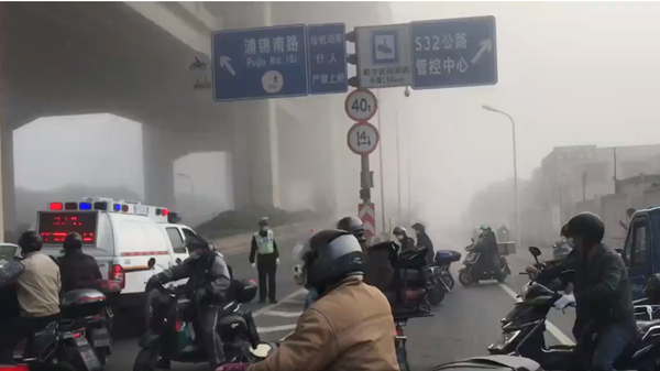 视频 | 今晨雾锁申城 交警护航市民骑行跨桥过江