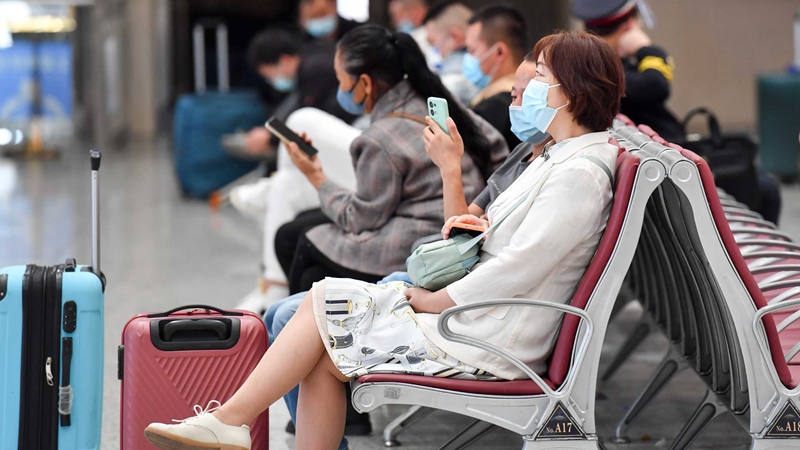 新冠疫情叠加流感季，怎样戴口罩才能防住？一图读懂