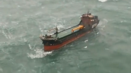 视频 | 东海海域一船舶失火 救助直升机救下7名遇险船员 
