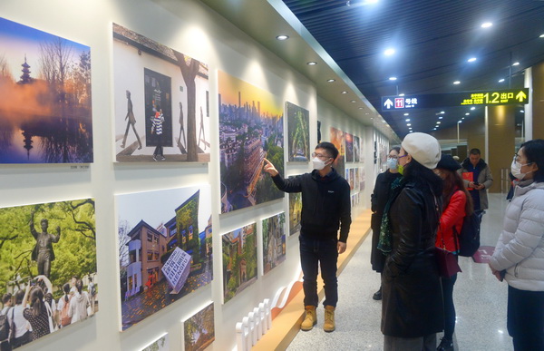 地铁龙华站展示“徐汇之美 海派之源”摄影纪实作品