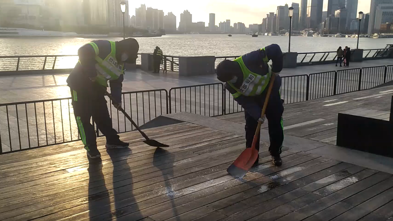 视频丨抗寒潮 外滩环卫工人在行动