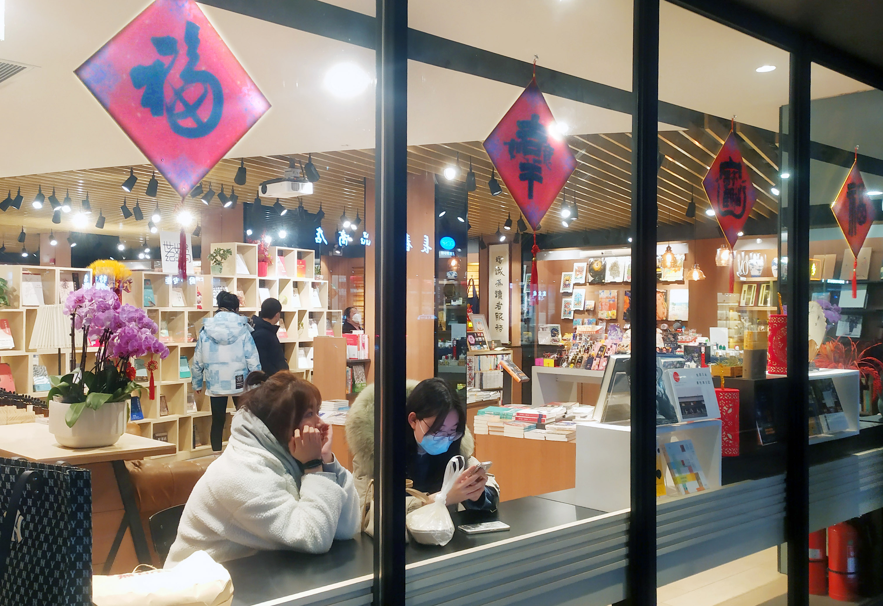 夜逛书店 休闲文化消费人气复苏