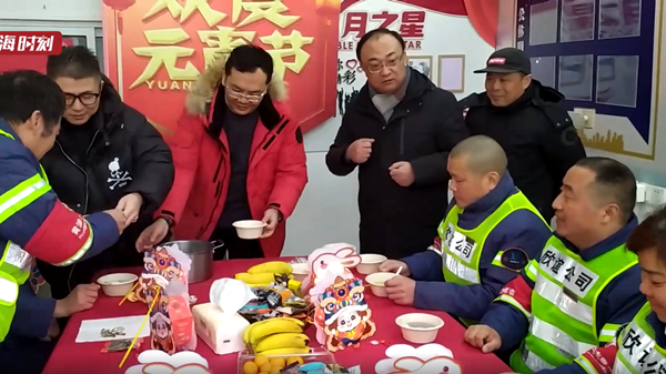 视频 | 环卫工人留守上海闹元宵：这里是“第二故乡”！
