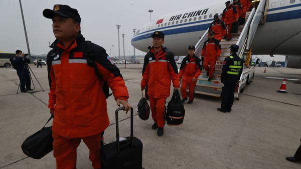 中国救援队完成国际救援任务平安回国 