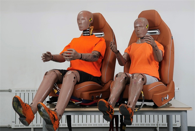 欧拉闪电猫率先完成主驾女性假人连环碰撞挑战