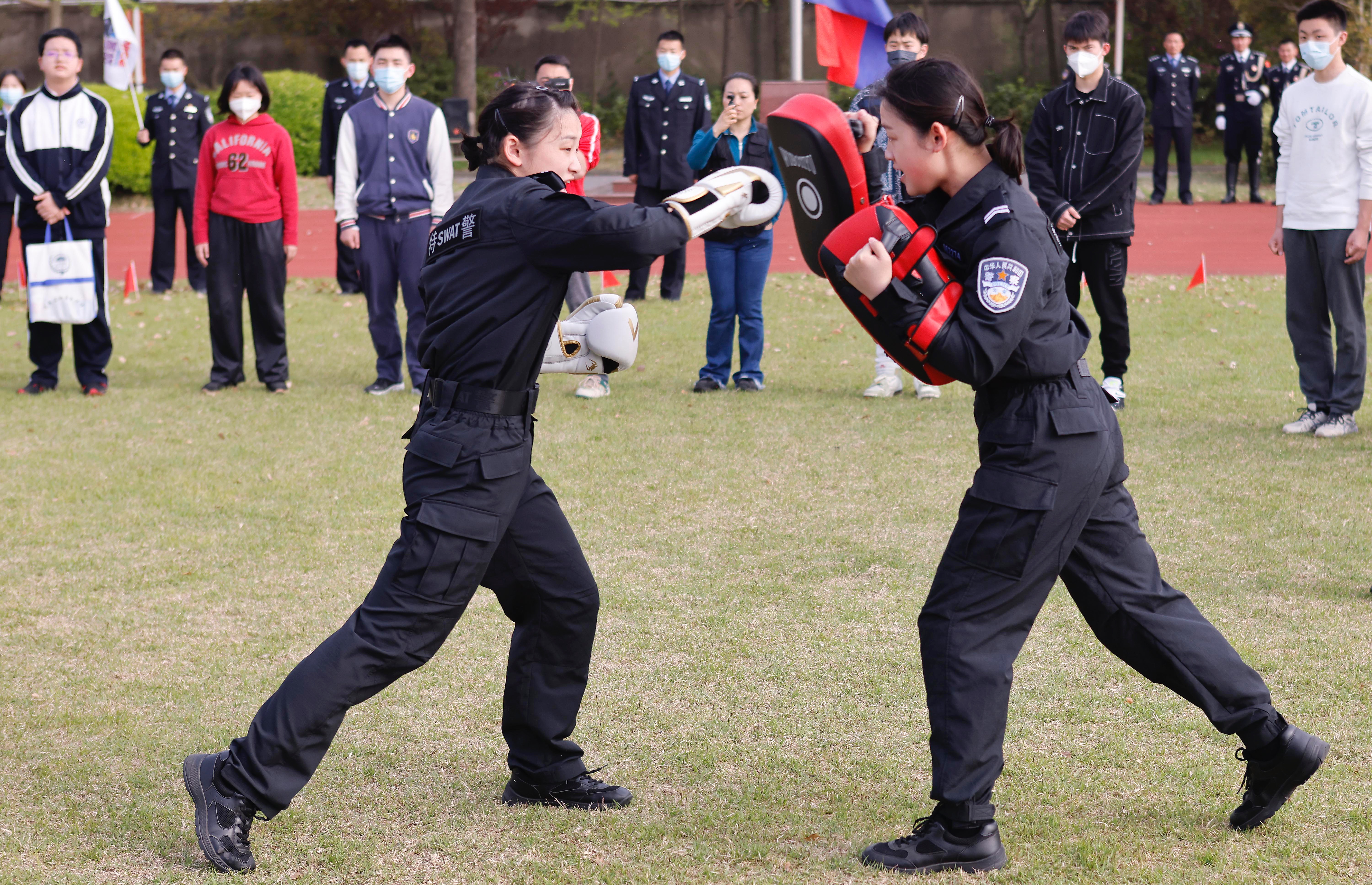 上海市公安局举办“高中生进警营”开放活动