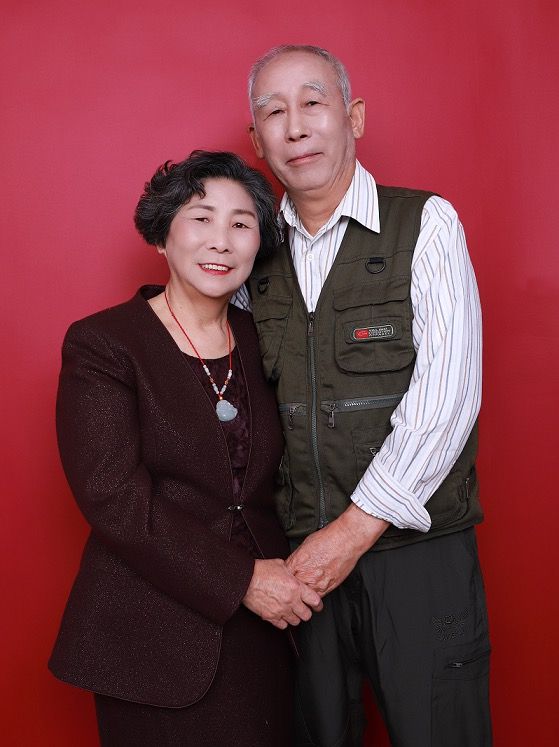 在幸福时光照相馆里留下幸福合影,社区老人们圆梦艺术照_上海徐汇_新民网