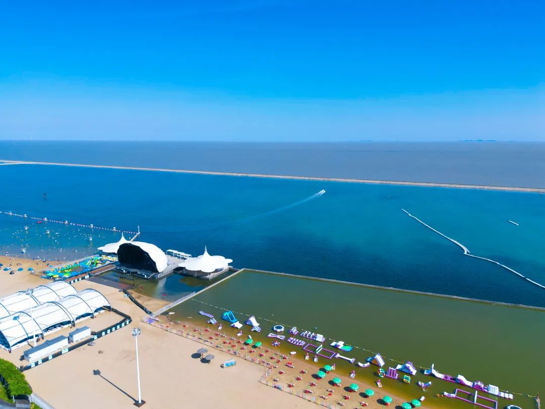 太酷啦!快来看海湾旅游区夏天的“多巴胺穿搭”_上海奉贤_新民网