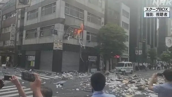 突发！日本东京市中心发生爆炸！多人受伤，现场烟雾弥漫，有人逃出时头发已烧焦……