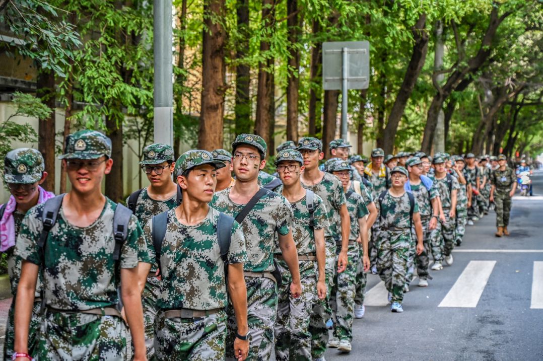 硬核军训,淬炼青春!这里有场7km徒步拉练……_上海杨浦_新民网