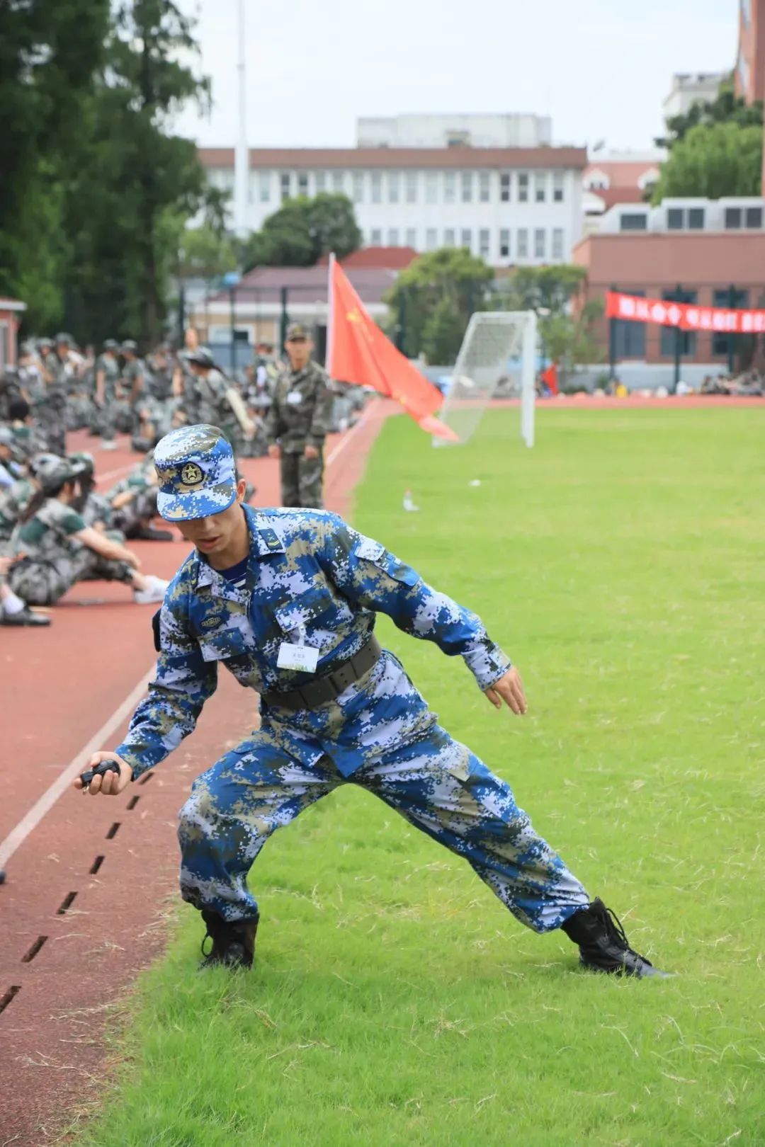 硬核军训,淬炼青春!这里有场7km徒步拉练……_上海杨浦_新民网