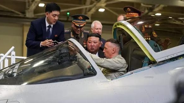 金正恩参观苏-57等战机总装车间