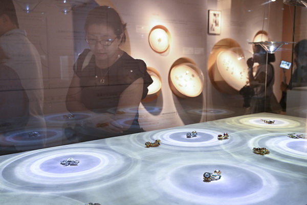 20世纪胸针艺术展亮相上海市历史博物馆