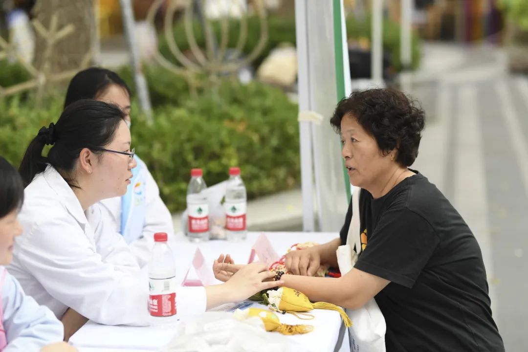 法律咨询、中医问诊、视力矫正……普陀这里的关怀服务超给力_上海普陀_新民网