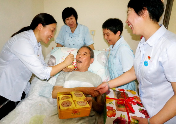 关爱老劳模