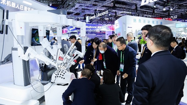 直观复星国产达芬奇Xi手术机器人在第六届进博会正式上市