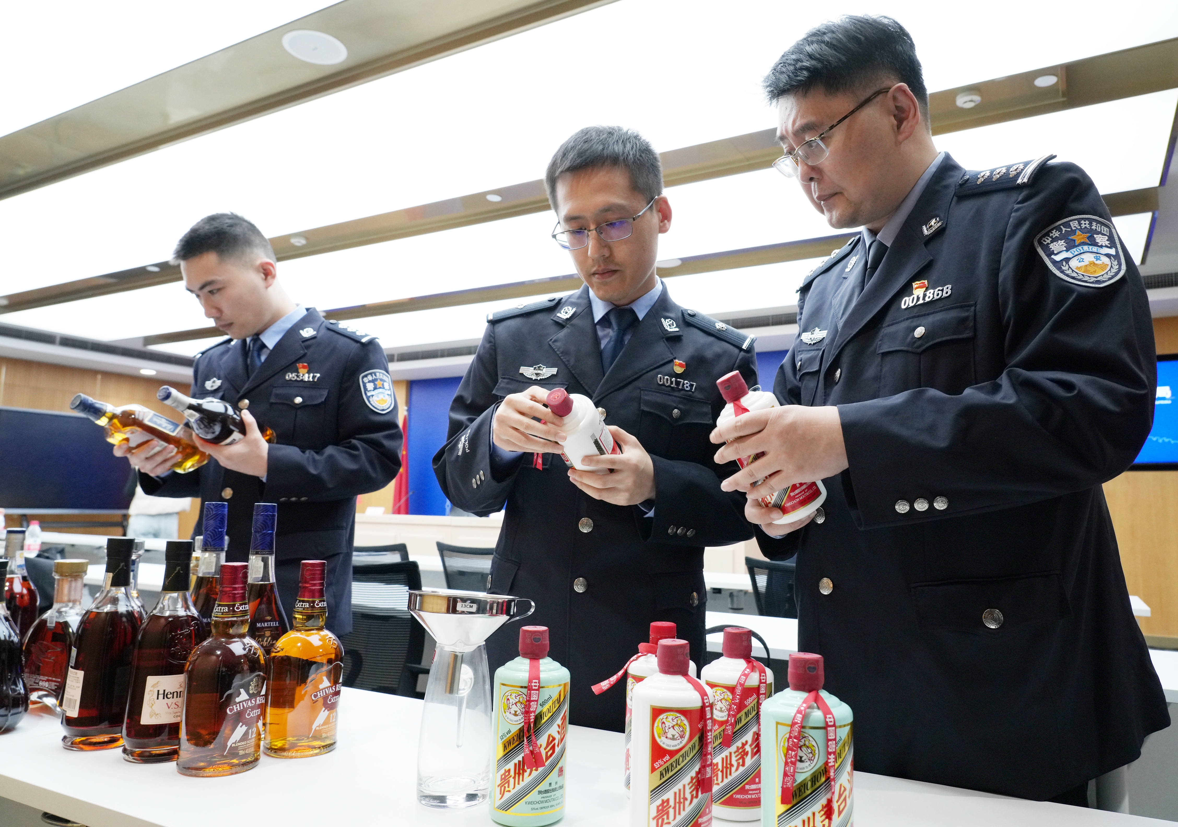 上海警方严打制售假酒犯罪
