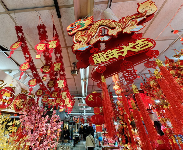 新年临近  小商品市场呈现中国红