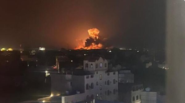 据当地目击者说，也门首都萨那12日凌晨遭到战机空袭