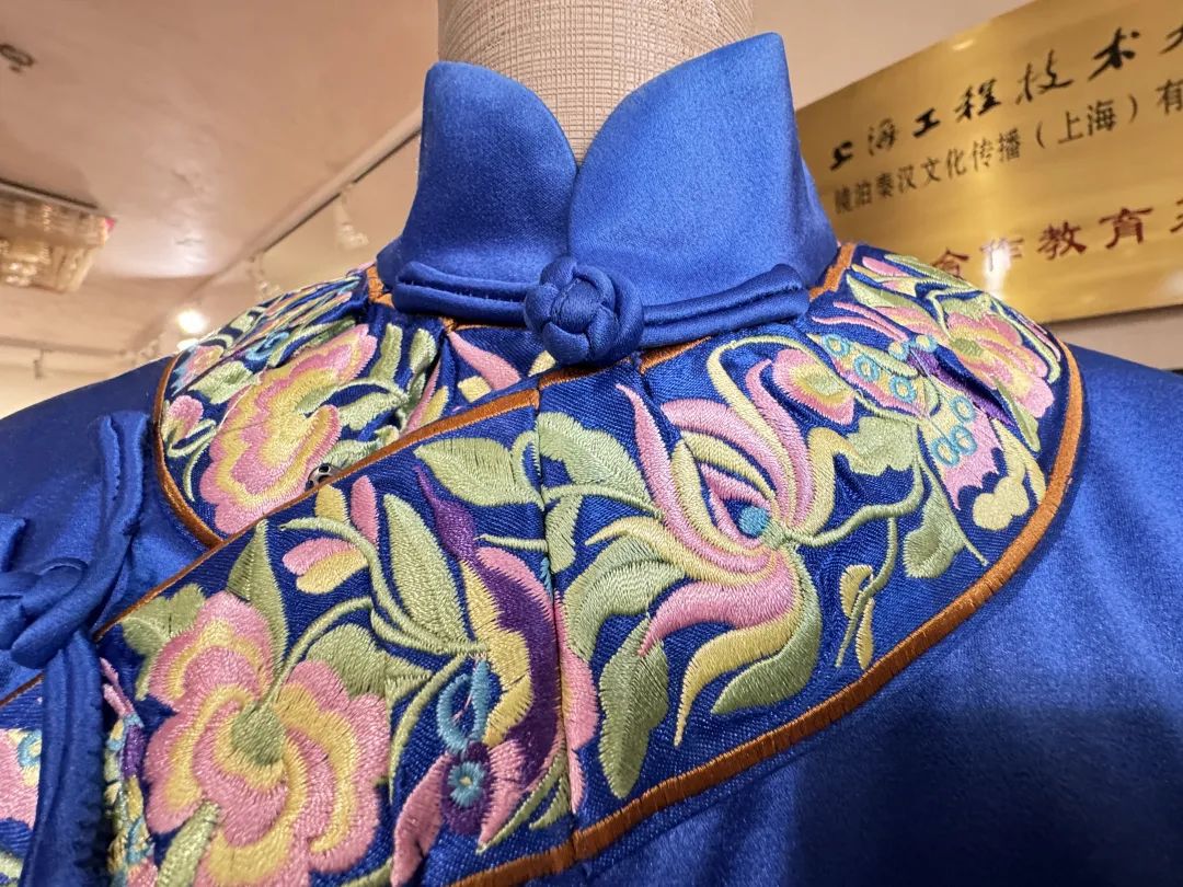 “背着孩子绣着花,不出家门有钱花!”万名妇女开展刺绣技艺传承→_上海徐汇_新民网