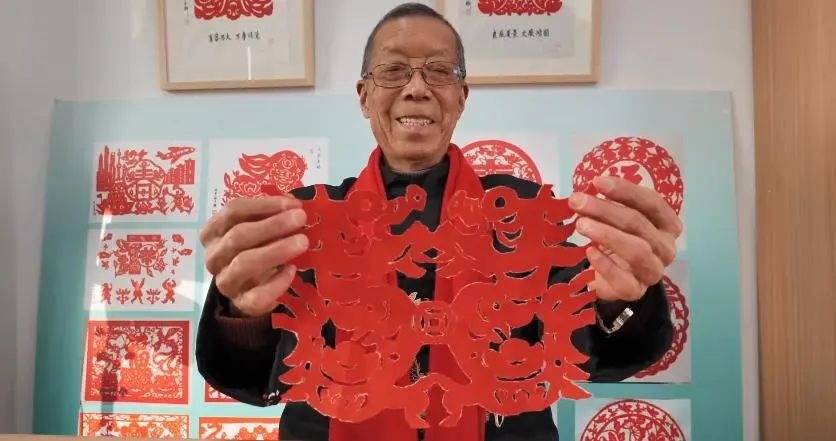 乐“撕”不疲!长宁这对父子联手,传承非遗撕纸技艺_上海长宁_新民网