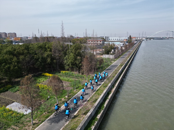 第32届“世界水日”，志愿者环湖骑行巡河护水